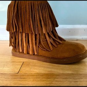 Girls brown tassle boots!